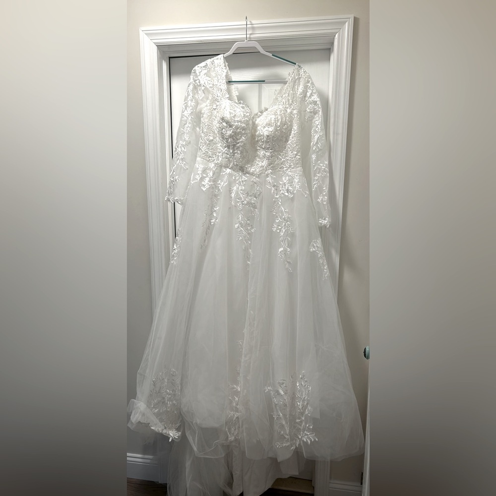 NWOT Size 18 New never worn wedding dress